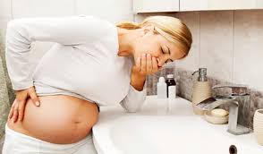 هدف از درمان تهوع و استفراغ دوران بارداری چیست ؟هدف از درمان تهوع و استفراغ بارداری کاهش شدت علائم است تا بیمار بتواند به مقدار کافی بخورد یا بیاشامد. هیچ درمانی وجود ندارد که علائم را بطور کامل از ببرد و در بسیاری از موارد شیوه های مختلف درمان طی چند هفته انجام می شود تا یکی مؤثر شود.خوشبختانه بطور معمول علائم در اواسط بارداری برطرف می شود حتی اگر درمانی صورت نگیرد. رژیم غذایی مناسب در زنان دچار تهوع و استفراغ دوران بارداری چیست ؟ زنانی که تهوع دارند باید قبل از اینکه اساس گرسنگی کنند غذا بخورند و اجازه ندهند که معده شان خالی بماند،زیرا گرسنگی سبب تهوع می شود. • به خانم ها توصیه می شود که در دفعات بیشتر و به مقدار کم در هر وعده غذا بخورند. • استفاده از غذاهای قندی و کم چرب توصیه می شود . • استفاده از مایعات سرد و صاف شده و گازدار مثل لیموناد، نعناع (چای)، یا پرتغال در بعضی از بیماران مفید است. • شیر بادام بخوید. یک لیوان شیر بادام سرد برای کمک به رفع ناراحتی معده و رفع سوزش معده مناسب است. • سوپ، اسموتی و شیک. نوشیدن ویتامین‌ها و مواد مغذی‌ اغلب آسان‌تر است، به‌خصوص اگر مایع سرد یخی باشد. اگر نمی توانید آب را تحمل کنید، سعی کنید بستنی را برای آبرسانی بمکید. • میوه ها و سبزیجات پر از آب. اگر مایعات باعث ناراحتی شما می شود، سعی کنید مواد جامد با محتوای آب زیاد بخورید. خربزه اغلب انتخاب خوبی است. • زنجبیل بخورید. مطالعات متعدد نشان داده است که زنجبیل واقعا حالت تهوع و استفراغ در بارداری را کاهش می دهد. دمنوش زنجبیل، چای زنجبیل، آب نبات زنجبیل، بیسکویت زنجبیل یا زنجبیل متبلور. هنگام آشپزی از زنجبیل تازه (مثلاً در سوپ یا سرخ کردنی) استفاده کنید یا آن را به چای خود اضافه کنید. • مرکبات مصرف کنید. بسیاری از مردم بو و طعم لیمو و پرتقال را در دوران بارداری آرامش بخش می دانند. آب نبات های مکنده ترش یا استشمام لیموی تازه بریده شده ممکن است چاره شما برای تسکین باشد. • آب نبات نعناع فلفلی. مکیدن آب نبات با طعم نعناع گاهی به تسکین حالت تهوع کمک می کند. سایر روش های کاهش تهوع و استفراغ بارداری چیست ؟  اجتناب از مواد محرک یکی از مهمترین درمانها برای تهوع و استفراغ بارداری اجتناب از بو ، مزه و فعالیت های محرک تهوع است.بطور مثال تعدادی از محرک ها عبارتند از:اتاق هایی که تهویه مناسب ندارند، بوها(مثل اودکلن، مواد شیمیایی، قهوه، غذاها و سیگار)، گرما و رطوبت، سر وصدا و حرکات فیزیکی و یا بینایی (مثل نور های چشمک زن رانندگی)، مسواک زدن دندان پس از خوردن غذا، تغییر وضعیت سریع و عدم استراحت کافی می تواند باعث ایجاد تهوع و استفراغ شود.اگر مکمل ها حاوی آهن باشند (مثل ویتامین های پره ناتال) علائم را بدتر می کنند.استفاده از آنها در هنگام خواب می تواند مفید باشد و اگر علی رغم آن علائم باقی بماند بطور موقت بهتر است این قرص ها قطع شود وآهن باعث تحریک معده می شود. در این صورت بهتر است تنها از اسید فولیک استفاده شود.  طب سوزنی مچ بند های طبی سوزنی P6نیاز به نسخه ندارند و درمان قبول برای تهوع و استفراغ بارداری می باشند. استفاده از این مچ بندها هیچ کونه عارضه شناخته شده ای ندارند.  زنجبیل پودر زنجبیل در کاهش تهوع و استفراغ بارداری مؤثر می باشد.با این وجود مطالعات بیشتری نیاز است تا ثابت شود که درمان بدون عارضه و مؤثر است ولی امروزه بعضی از متخصصین استفاده از زنجبیل را در موارد خفیف این بیماری توصیه می کنند.  هیپنوتیزم گزارش شده است که در روش های هیپنوتیزم در عده ای از بیماران کمک کننده است. روان درمانی ممکن است در خانم هایی که مضطرب هستند مفید باشد.  مایعات و تغذیه خانم هایی که نمی توانند مواد غذایی و مایعات را تحمل کنند، با مایعات وریدی (سرم) درمان می شوند که در این درمان در مطب یا بیمارستان بسته به شدت استفراغ صورت می گیرد.برای مدت کوتاهی به خانم ها توصیه می شود که چیزی نخورند یا نیاشامند تا دستگاه گوارش آنها استراحت کند. غذا و مایعات به تدریج و آهسته در خانم هایی که بهتر شده اند شروع می شود(معولا بین 24 تا48 ساعت)  دارو درمانی ثابت شده است که دارو درمانی استفراغ و تهوع را کاهش می دهد و در تعدادی از خانم ها مؤثر است و مصرف این دارو ها در دوران بارداری بی خطر می باشد. هیچ کدام از دارو های ذیل در دوران بارداری مضر شناخته نشده اند: o ویتامین B6 مصرف ویتامین B6، 3 تا 4 بار در روز به میزان 10 تا 25 میلی گرم علائم تهوع خفیف را کاهش می دهد ولی استفراغ را به طور چشمگیر کاهش نمی دهد. o آنتی هیستامین و داروهای دیگر ضد تهوع آنتی هیستامین ها و داروهای ضد تهوع برای درمان تهوع و استفراغ بارداری مؤثر و بی خطر هستند.داروهای زیر برای درمان تجویز می شوند: o پرومتازین:که به صورت قرص و محلول تزریقی وجود دارد و هر 4 ساعت یکبار مصرف می شود و میتواند سبب گیجی و خشکی دهان شود. عوارض نادر آن عبارتند از:انقباض عضلات که سبب حرکات پرشی می شود. در صورت مصرف این دارو باید از رانندگی اجتناب کرد. o متوکلوپرامید: این دارو سرعت خالی شدن معده را افزایش می دهد و کمک می کند که تهوع و استفراغ کاهش یابد. معمولا به صورت خوراکی یا تزریقی هر 8 ساعت استفاده می شود. o آنتی اسید: خانم های حامله گاهی اوقات رفلکس معده – مری (برگشت محتویات معده به مری) دارند که می تواند سبب بدتر شدن تهوع و استفراغ شود و درمان آن با آنتی اسید در این گروه از خانم های باردار تجویز می شود. نتایج: بسیاری از خانم هایی که تهوع و استفراغ بارداری دارند معمولا بدون عارضه خاصی بهبودی پیدا می کنند. خانم هایی که تهوع و استفراغ ملایم تا متوسط دارند در اوایل حاملگی افزایش وزن کمتری دارند و این مسئله معمولا مشکلی را برای جنین ایجاد نمی کند مگر اینکه مادر خودش در دوران بارداری کم وزن باشد. وزن گیری طبیعی در دوران بارداری به وزن دوران قبل بارداری بستگی دارد. تهوع و استفراغ شدید بارداری در حاملگی های بعدی 15 تا 20 درصد موارد تکرار می شود. در خانم هایی که در حاملگی اول تهوع و استفراغ شدید نداشته اند به نظر نمی رسد در حاملگی های بعدی این مشکل به وجود آید. همیشه به این نکته توجه داشته باشید که پزشک معالج شما بهترین منبع برای دریافت اطلاعات و سوالات شما است. زیرا هیچ وقت دو بیمار کاملا مشابه هم نیستند و نسخه های آنها با هم فرق دارد و این تنها پزشک معالج شما است که نسبت به وضعیت فردی شما آگاهی دارد. درمان تهوع بارداری 
